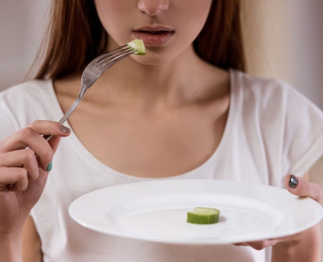 ragazza con disturbi alimentari