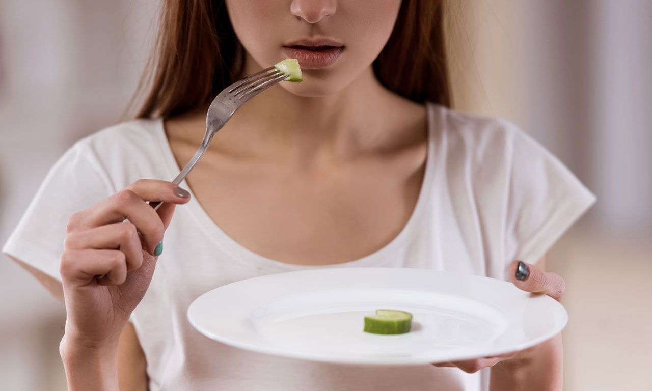 ragazza con disturbi alimentari